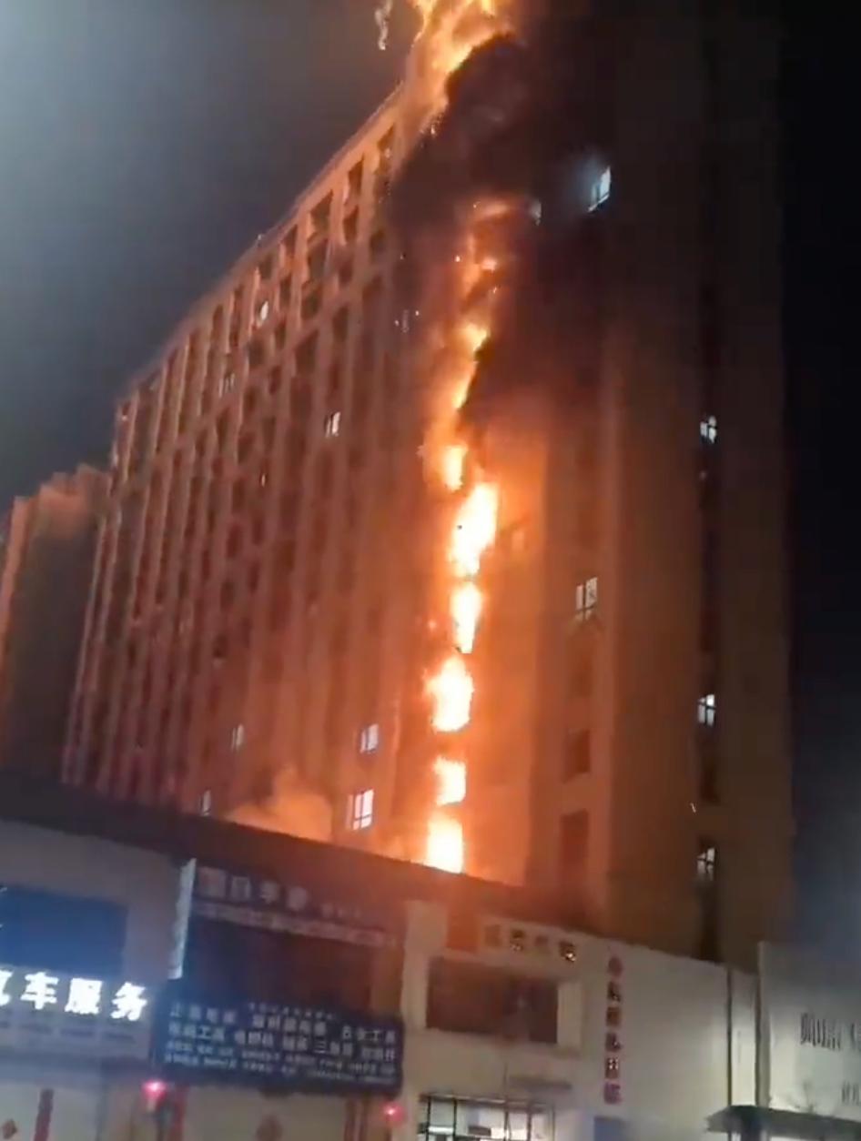 佳木斯一高层建筑起火 火势蔓延十几层