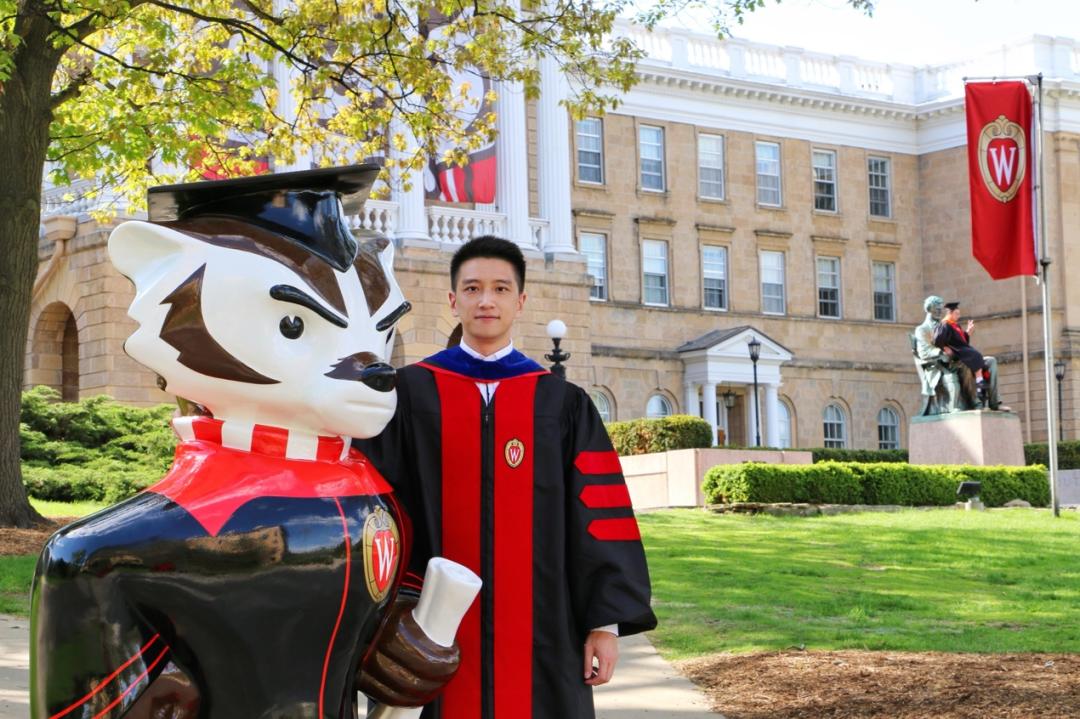 王子伟留学期间照片博士学位的攻读过程,不仅要完成学业,也要实践