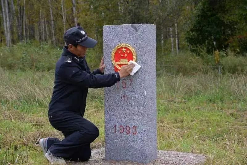 整理好服装,周德全带着望远镜和手电筒,兜里揣着火腿肠和面包,踏上了