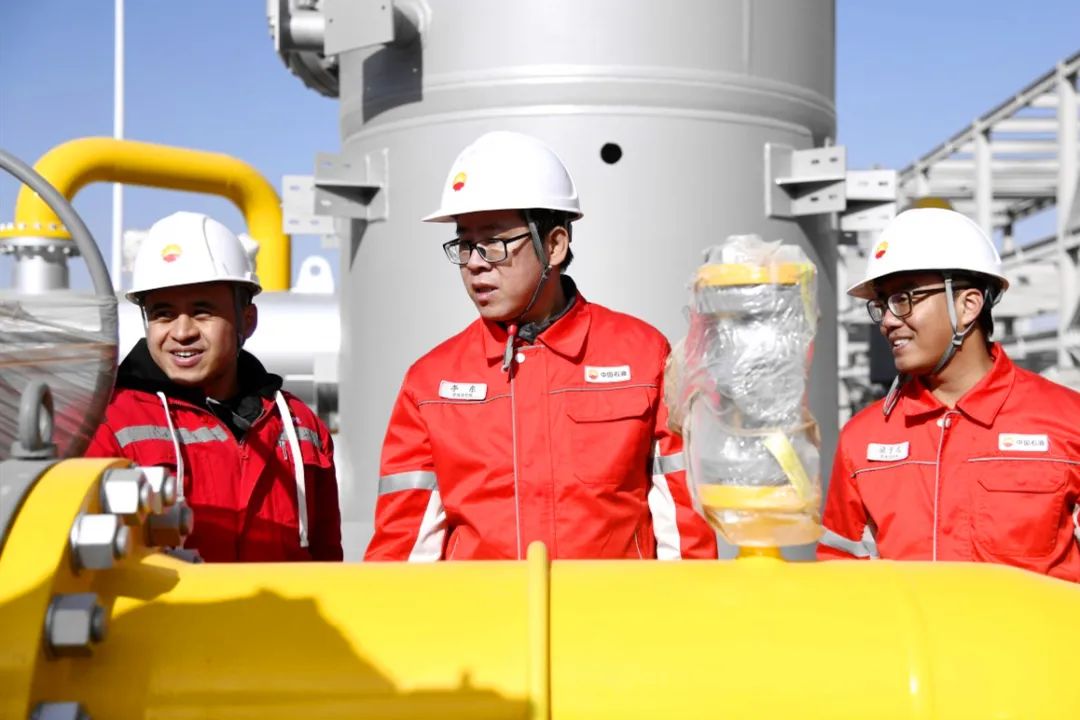 从储油罐预制到浮船安装,从工艺焊接到土木建设,各施工部门人员严抓