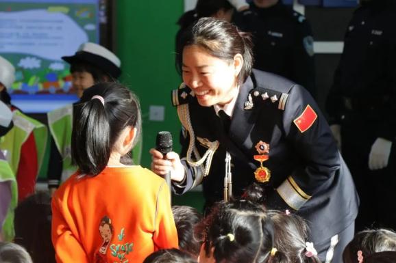 凡警繁星|孟燕:护卫在花朵绽放的平安路_澎湃号·政务_澎湃新闻-the