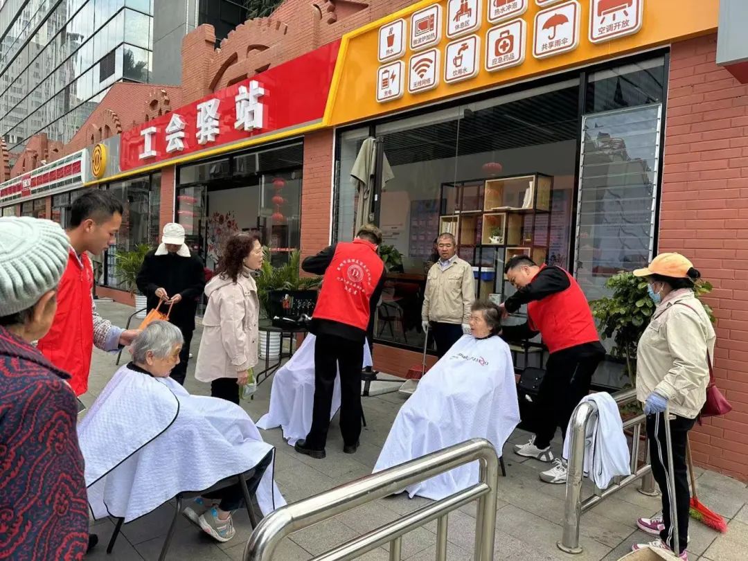 "红推剪"缔尚护肤造型团队的志愿者们早早地来到现场,准备迎接前来