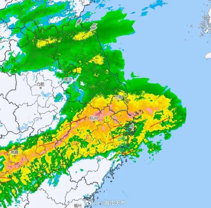 白天上海雨水绵绵目前能见度逐渐恢复能见度小于1000米的雨雾天气昨