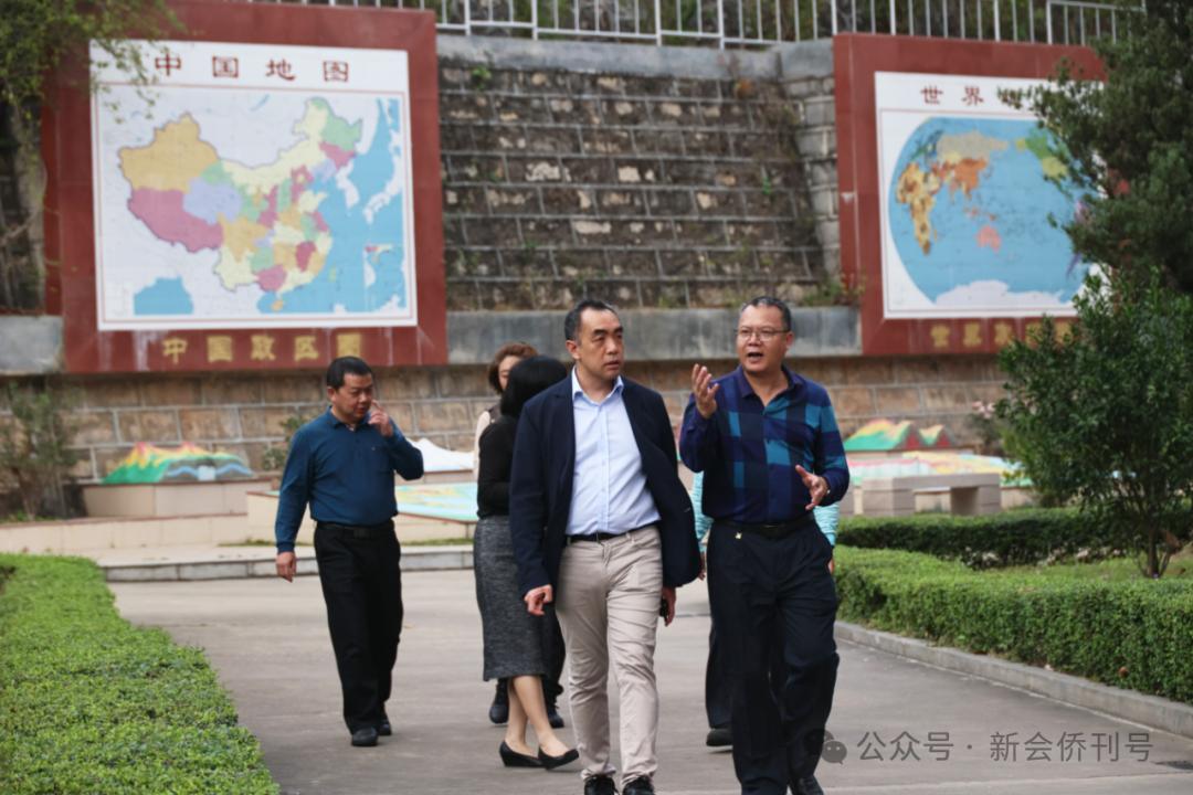 返乡行程的二天,黄嘉伦继续探访了"新会葵城中学".