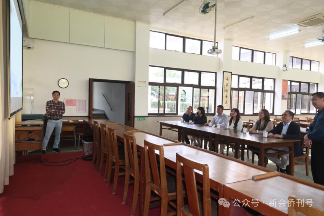 返乡行程的二天,黄嘉伦继续探访了"新会葵城中学".