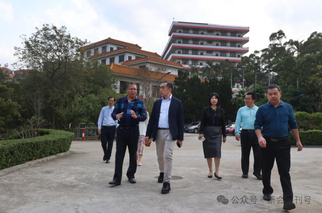 返乡行程的二天,黄嘉伦继续探访了"新会葵城中学".