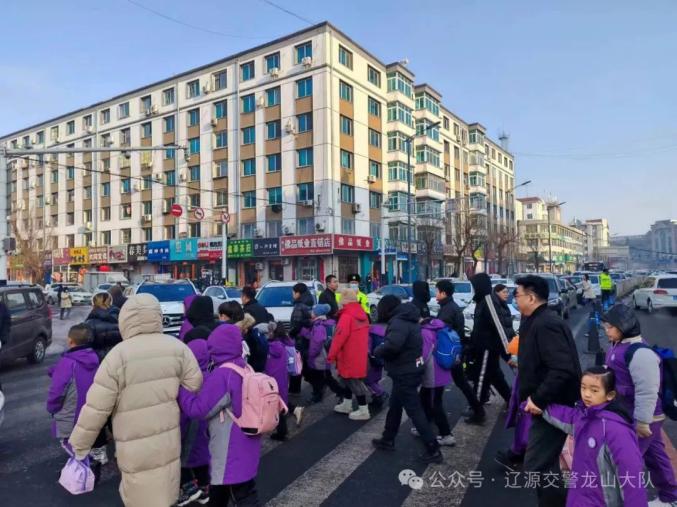 开学季│辽源交警开辟步行绿色通道护航小学生上下学交通安全