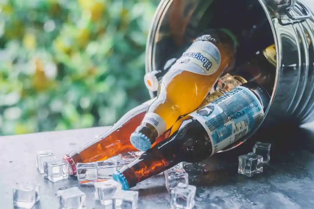 如果只喝一杯啤酒或饮一杯红酒,至少要经过6个小时的代谢,才能再开车.