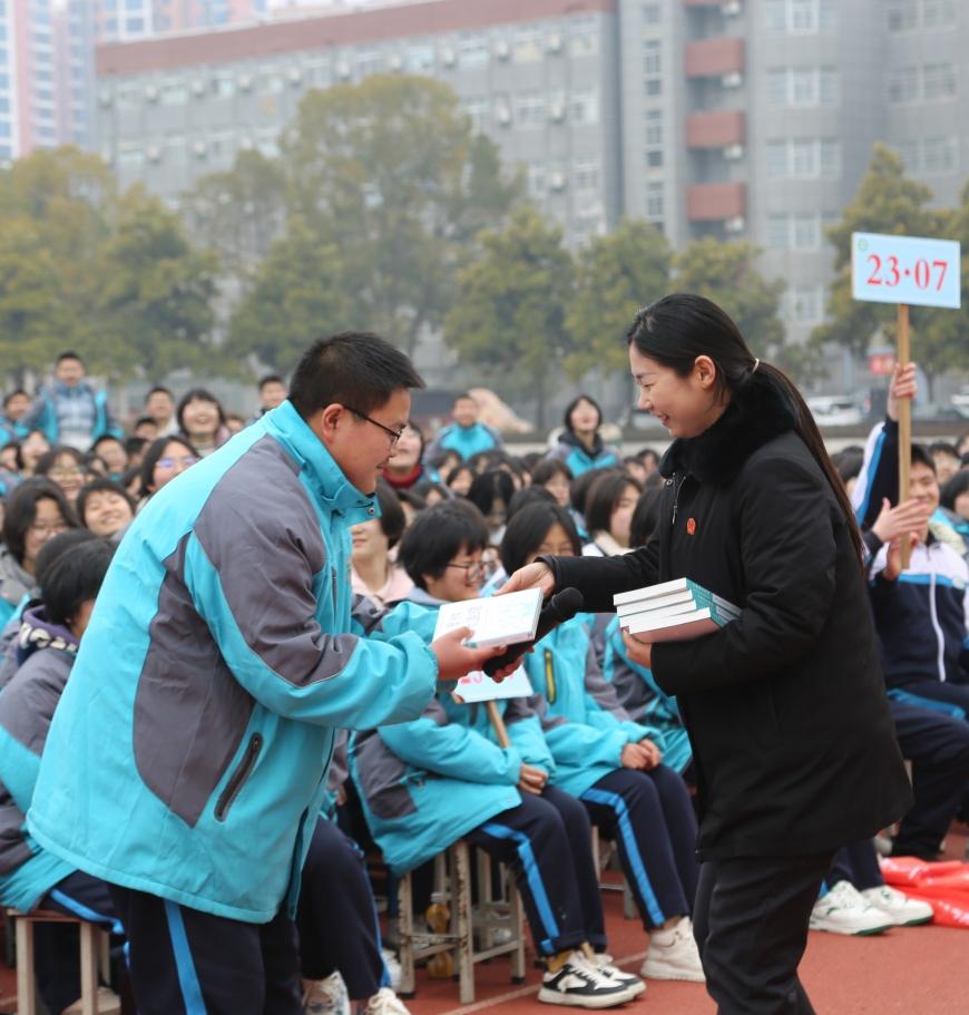 守护少年和家 | 巡回法庭进校园 讲好"开学第一课