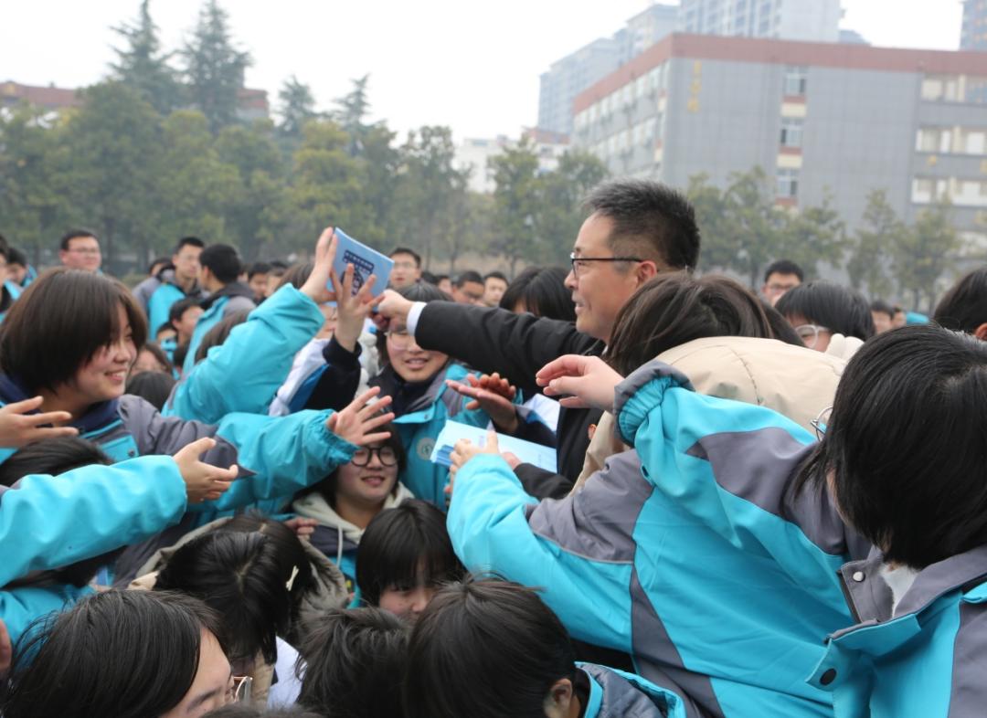 守护少年和家 | 巡回法庭进校园 讲好"开学第一课