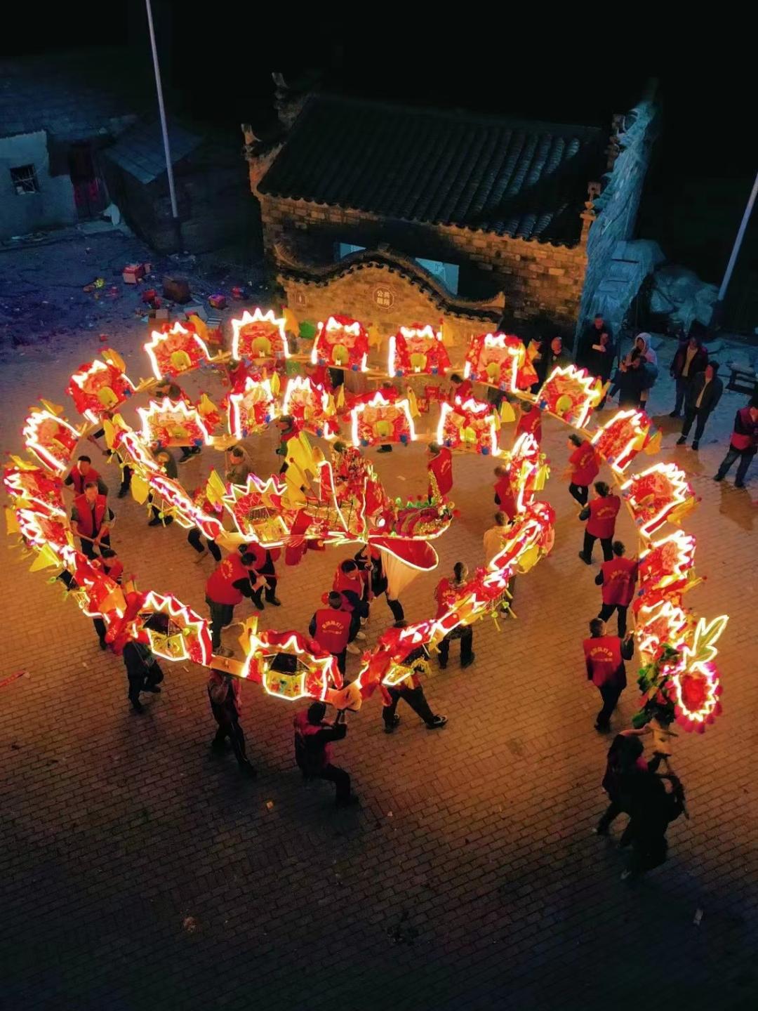 象征祥瑞,外出打工回家的青壮年,他们乘回家团圆之机,及时成立龙灯队
