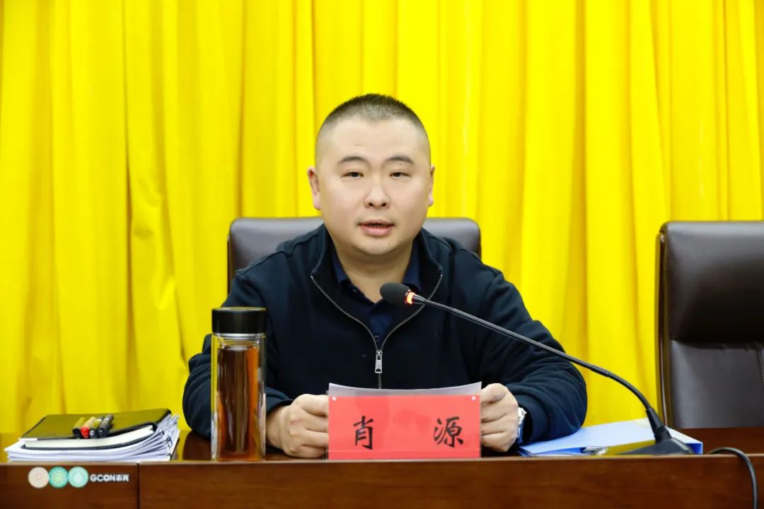 会上,区委副书记,区长,区委全面依法治区委员会副主任肖源传达学习