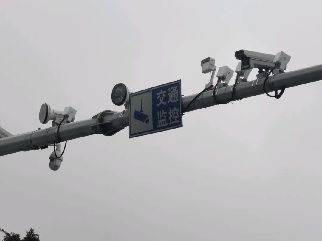 据了解,凡是被抓拍取证到的摩托车,电动自行车交通违法行为,公安机关