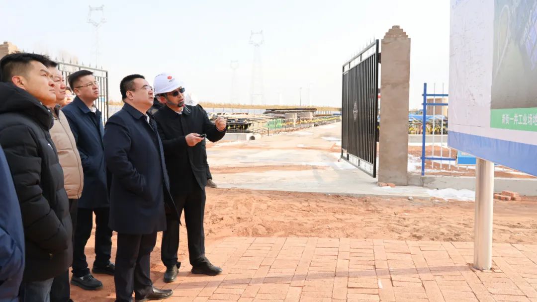 在昌车渠村,台格希里村和哈达图淖尔村,乔小军实地察看了零碳产业园