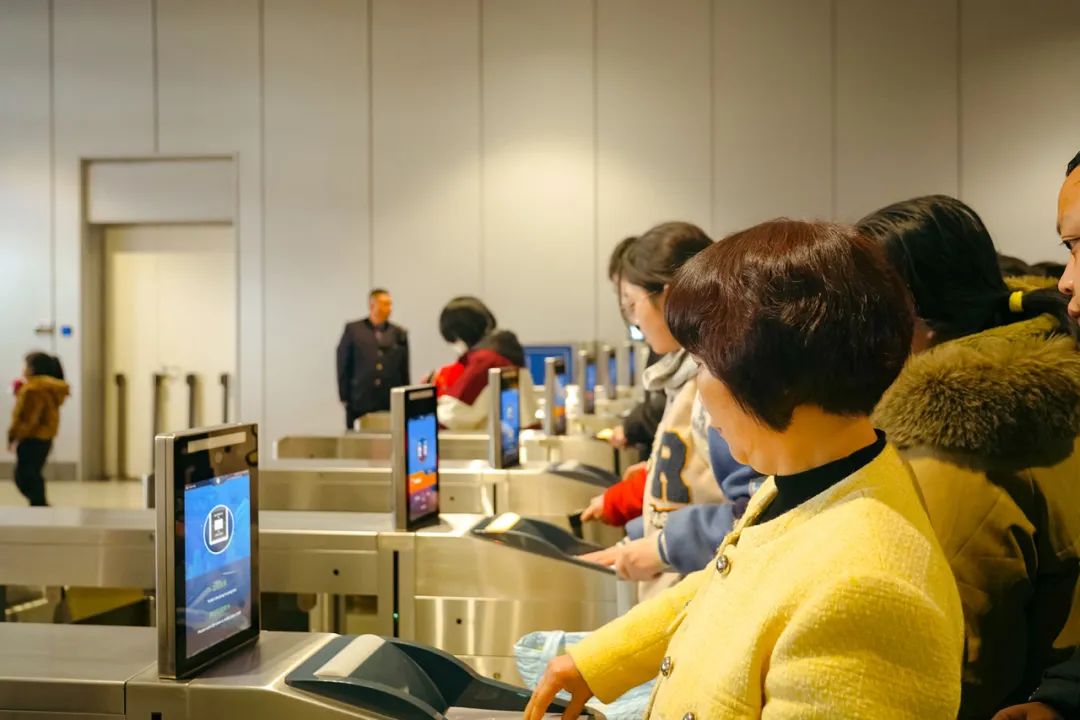 今日广铁加开热门区间列车228列_澎湃号·政务_澎湃新闻-the paper