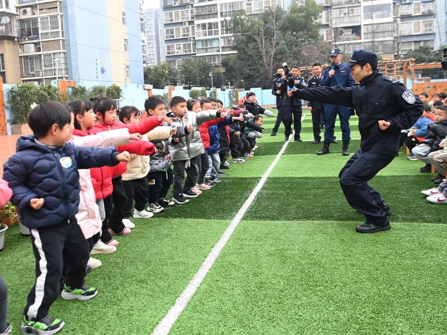 男子进监狱里训练武术视频（男子进监狱里训练武术视频在线观看） 夫君
进监狱

里练习
武术视频（夫君
进监狱

里练习
武术视频在线观看） 武术资讯