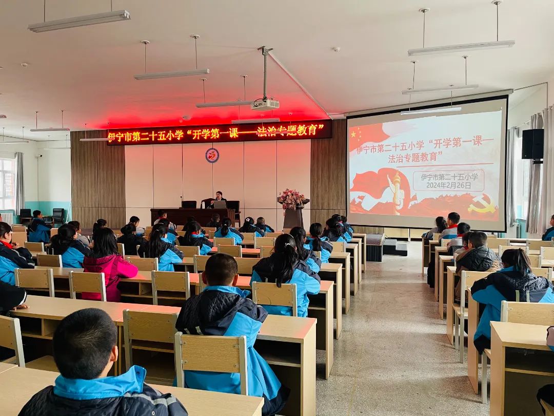 2月26日是吉木乃县萨尔吾楞牧业寄宿学校开学报到的日子,该校的法治副