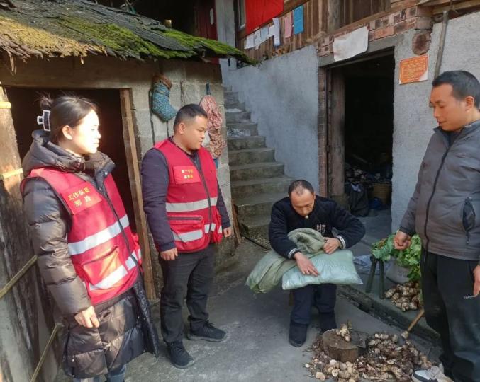 融水杆洞乡小河村驻村第一书记梁浩然甘当赤脚书记贡献点滴力量