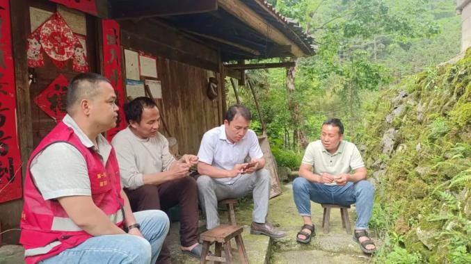 融水杆洞乡小河村驻村第一书记梁浩然甘当赤脚书记贡献点滴力量