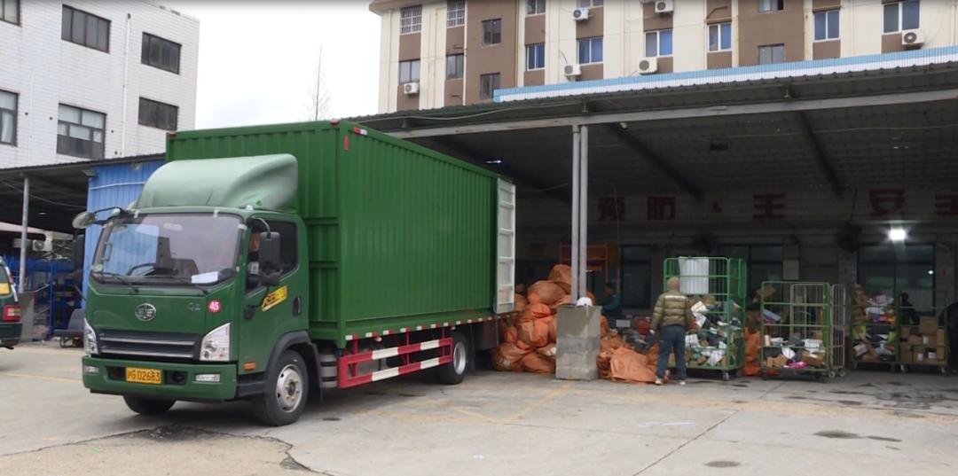 装了满满一车的货物已经开始卸车,经过传输带进行分拣,再由各快递员