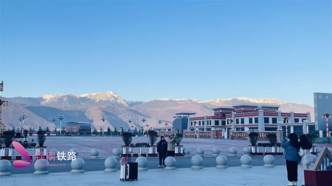 便可以看到远处的石卡雪山乘坐动车抵达香格里拉站(以上车次仅供参考