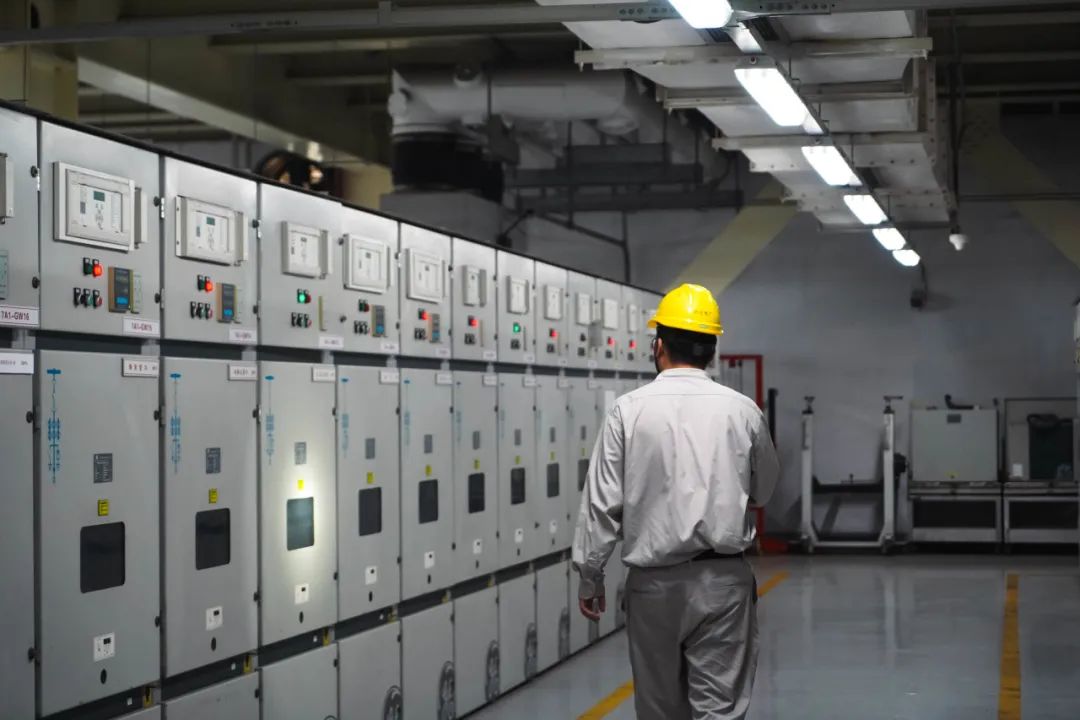 (浙江公司施丹妮 摄)图为云南阳宗海公司检修人员钻入火电机组锅炉的