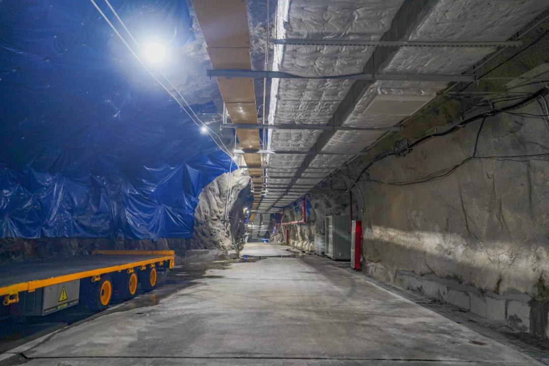 下,记者驱车来到竖井口,进入矿用升降机,在黑暗中垂直下行经过约5分钟