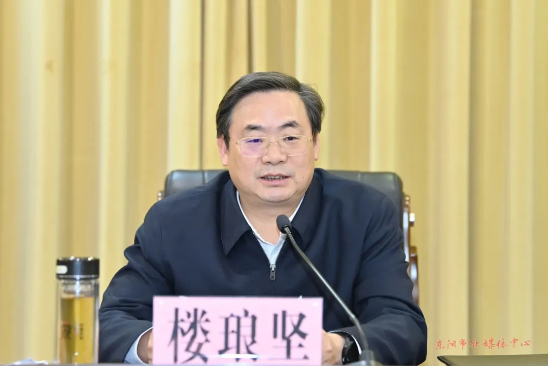 楼琅坚在我市"大综合一体化"行政执法改革推进会上强调:聚焦关键围绕