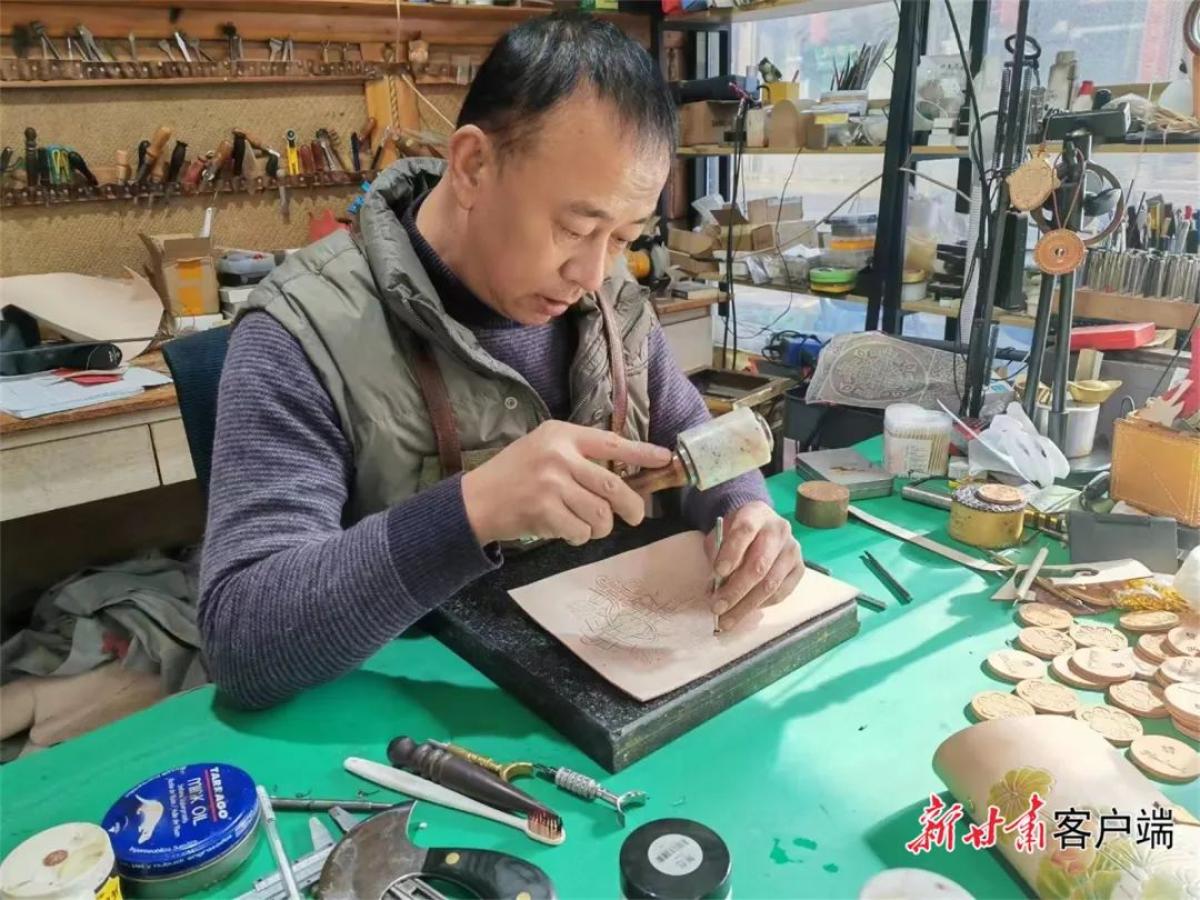 用皮雕讲述文化故事记定西市市级皮雕技艺非遗传承人高重民