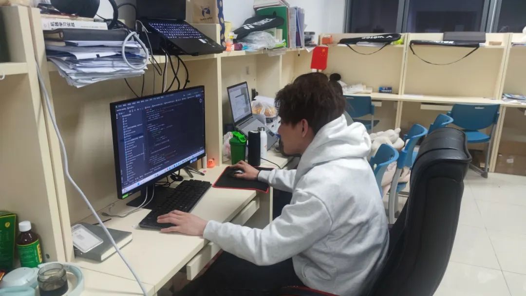 张一在运行相关人工智能算法代码在学术研究领域,张一