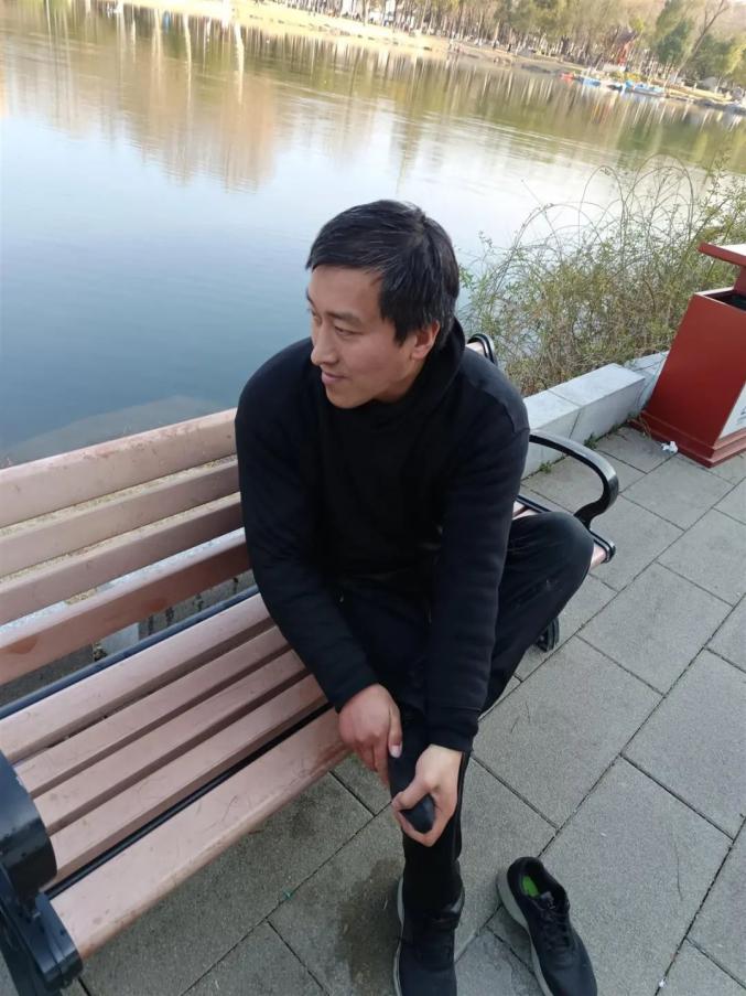 数九寒天,湖水冰冷,王俊良一跃而下拽住落水儿童,拉着她游向岸边,"我