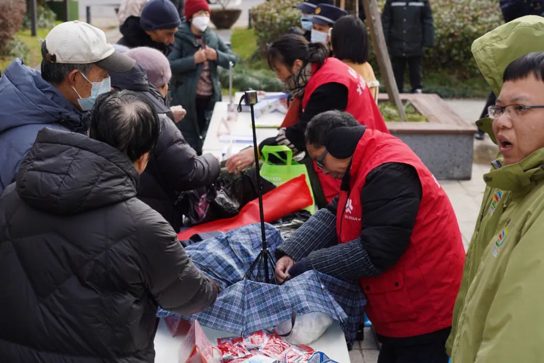 伞修好,老伴也有新发型了!