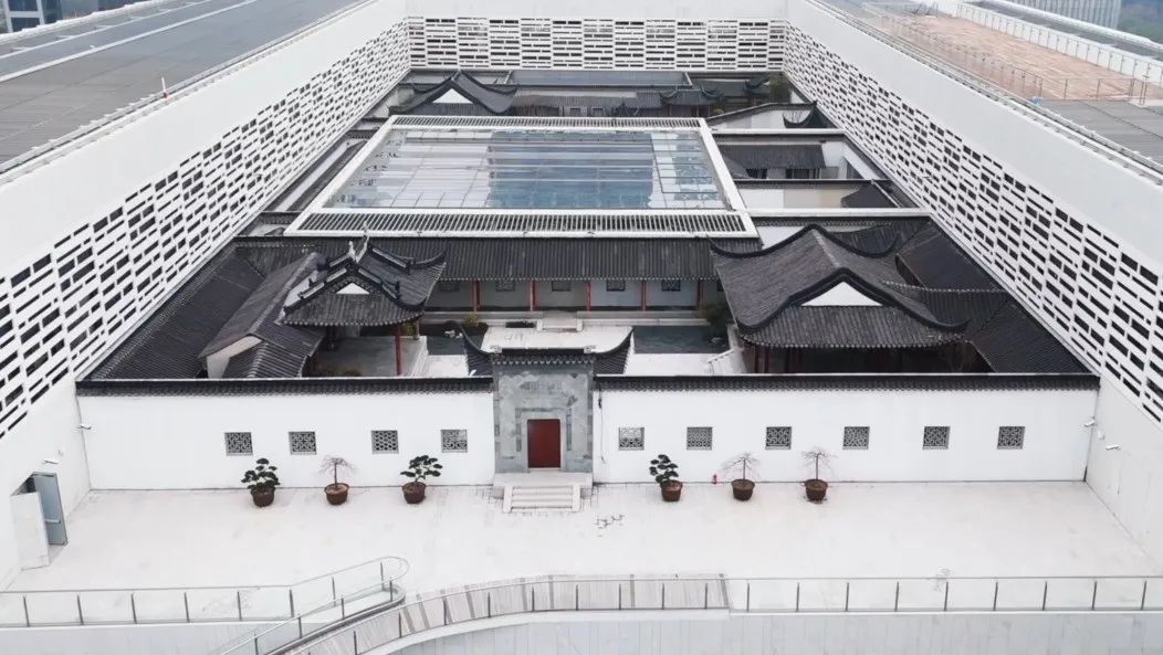 用张弦杆的天窗形式把"上博之眼"和"螺旋坡道"在