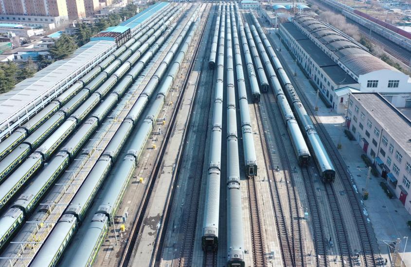 驰骋了2000多公里的k735次旅客列车车体稳稳地停靠在k1道地沟线上