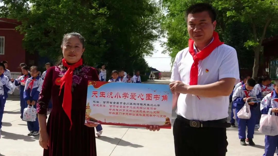 2001年,带着教育初心,怀揣教育梦想,马荣业站上了农村教育的讲台,这一