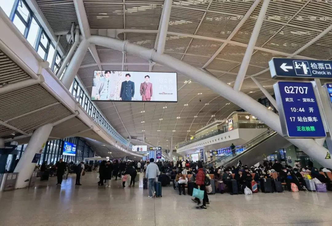 武汉局集团公司预计共发送旅客57万人次,其中武汉,汉口,武昌三大站共