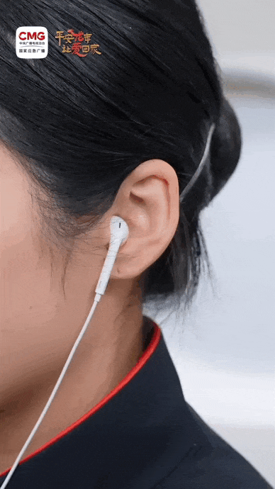 收起小桌板,摘下耳机 .起飞降落为什么这么多"奇怪"的规定?