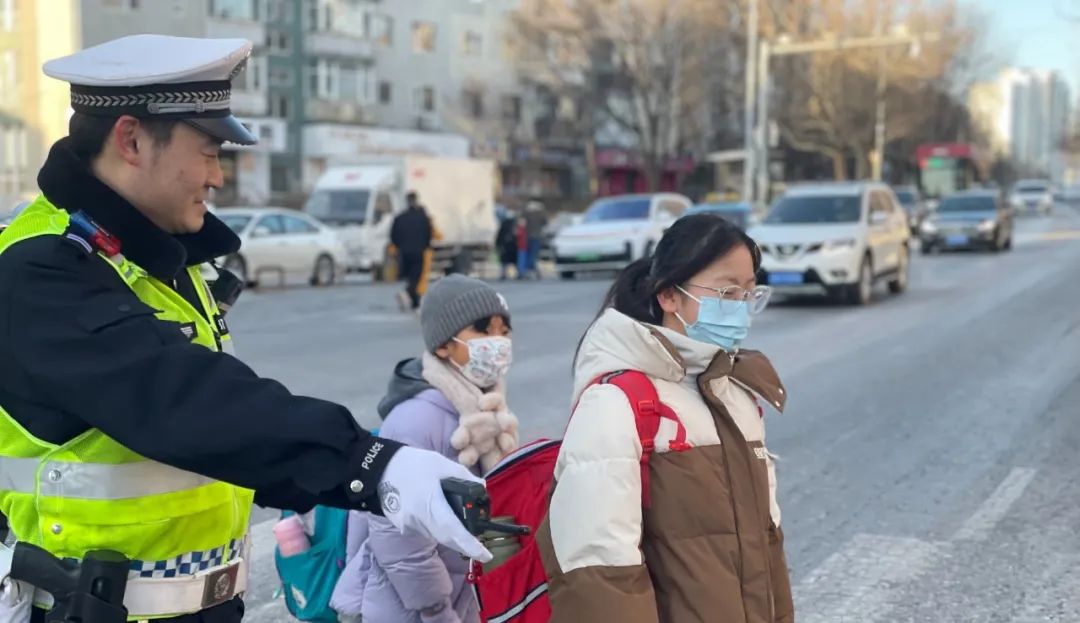 开学了~辽宁交警站好“护学岗”，铺好“安全路” 开学季 澎湃号·政务 澎湃新闻 The Paper