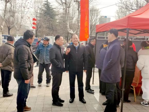 3月1日,青山泉镇党委书记张健到镇青年广场查看"智绘青山 泉心为民"