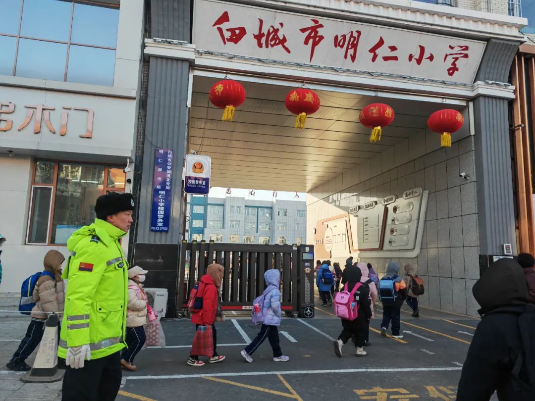 站好"护学岗" 护航新学期