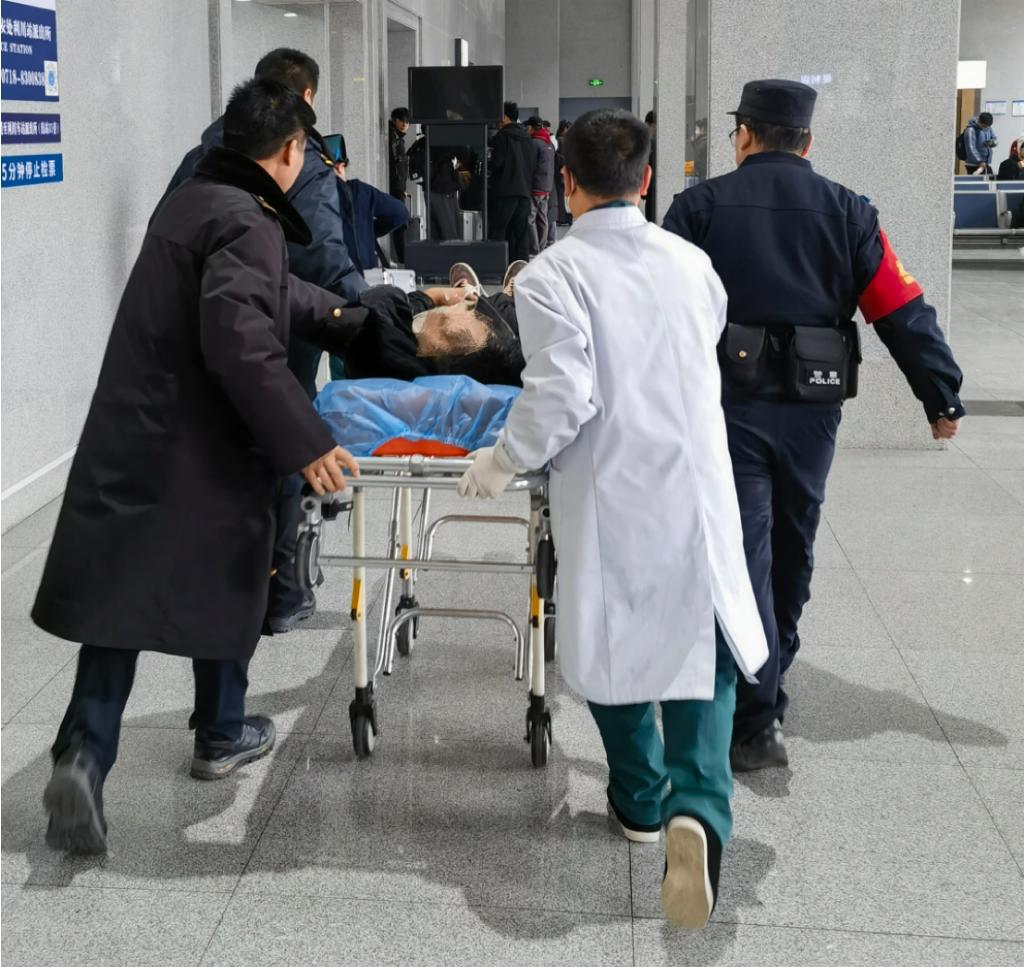 非常紧急!这趟车为他多停了26分钟!_澎湃号·政务_澎湃新闻-the paper