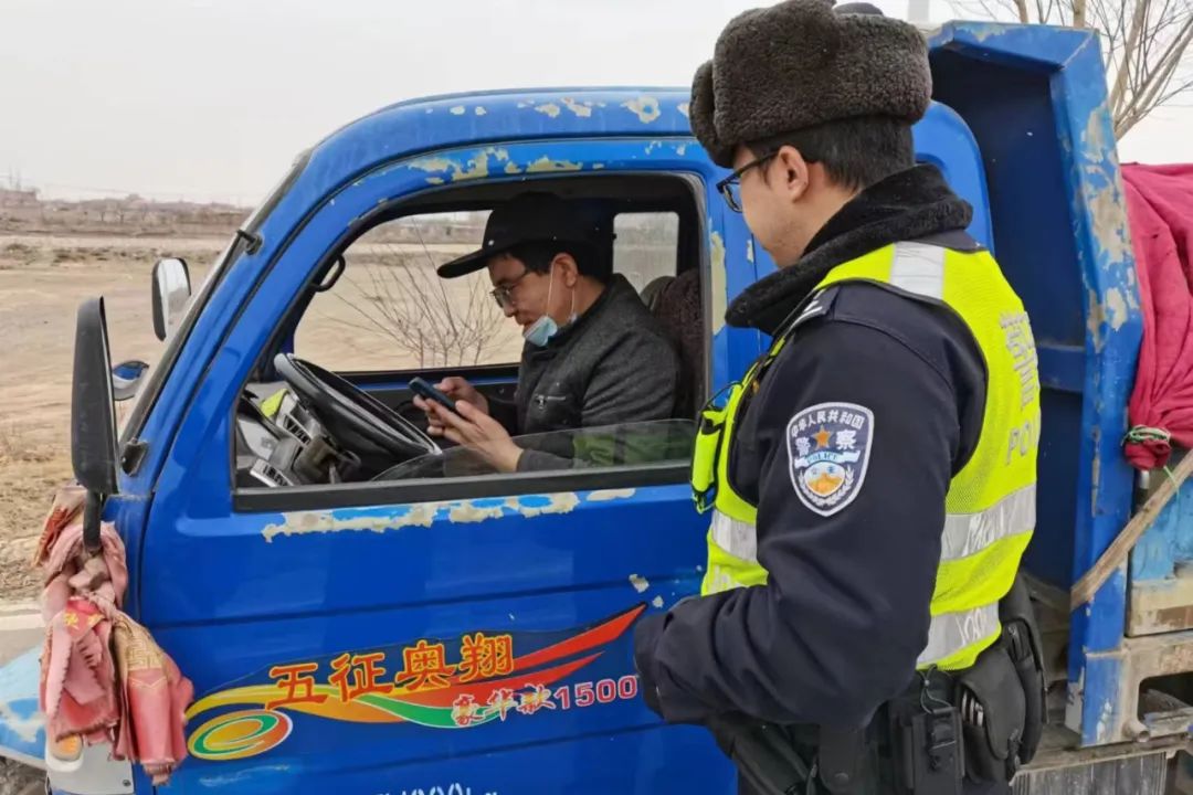 三轮车,低速载货汽车违法载人,逆向行驶,超员超载,无牌无证,酒后驾驶