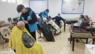 江苏扬州：一把“小剪刀”剪出“大爱心”，一位理发师的7年“义剪”公益路