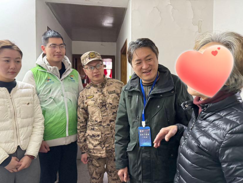 雷锋精神熠熠生辉!他们用实际行动传递爱与温暖_澎湃号·政务_澎湃新闻-The Paper
