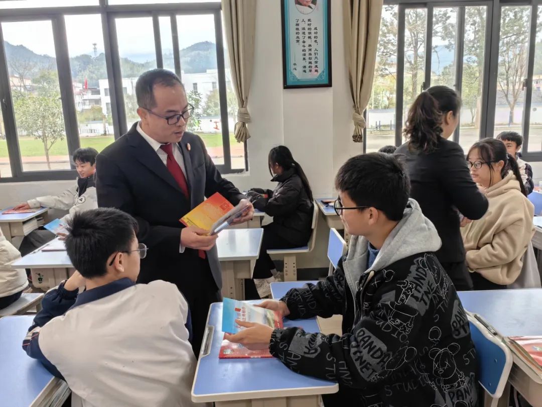 在"学雷锋纪念日"来临之际,下洋法庭干警来到永春县第七中学开展"送法