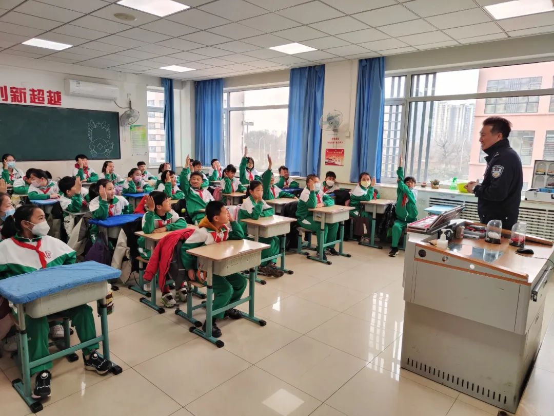 站联合区禁毒办,镇综治中心来到中北第二小学开展禁毒教育进校园活动