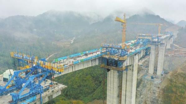 湖南湘西龙山县：桑龙高速湾档河大桥建设有序推进