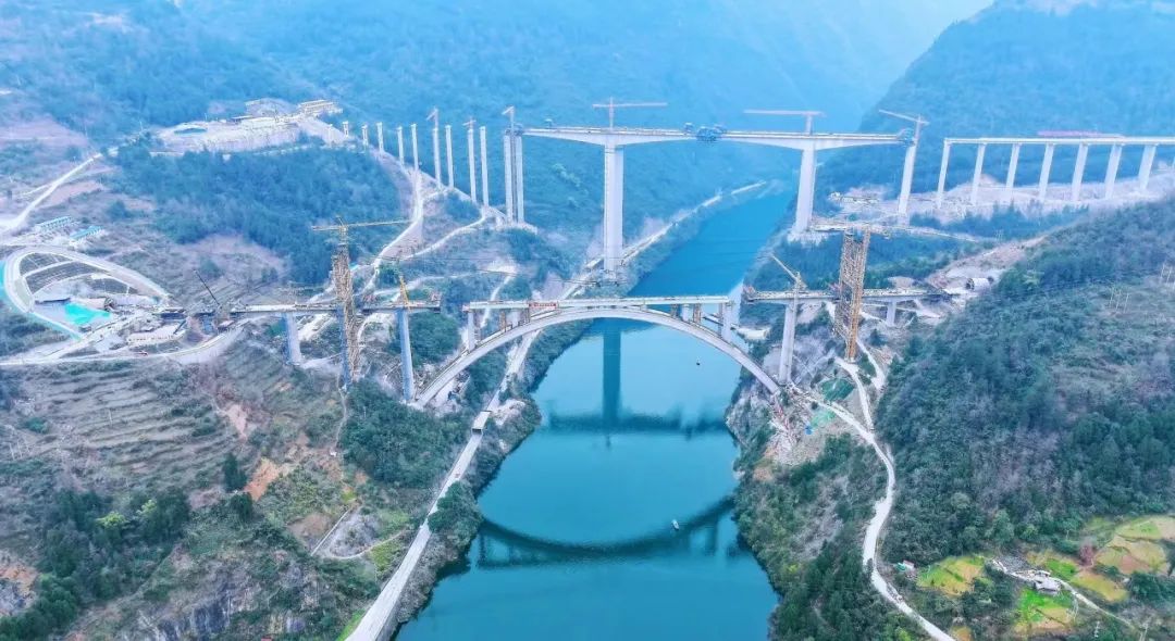 黄草乌江双线大桥渝湘高铁重庆至黔江段的故事只是李明欢工作的一个