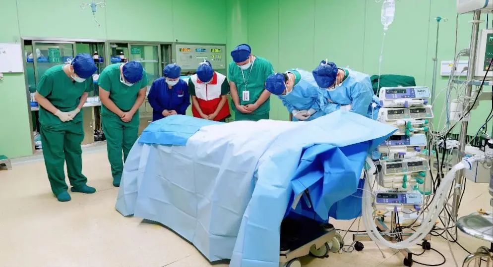 根据其生前意愿,捐出肝脏,肾脏,眼角膜等器官,遗体捐献给武汉大学医学