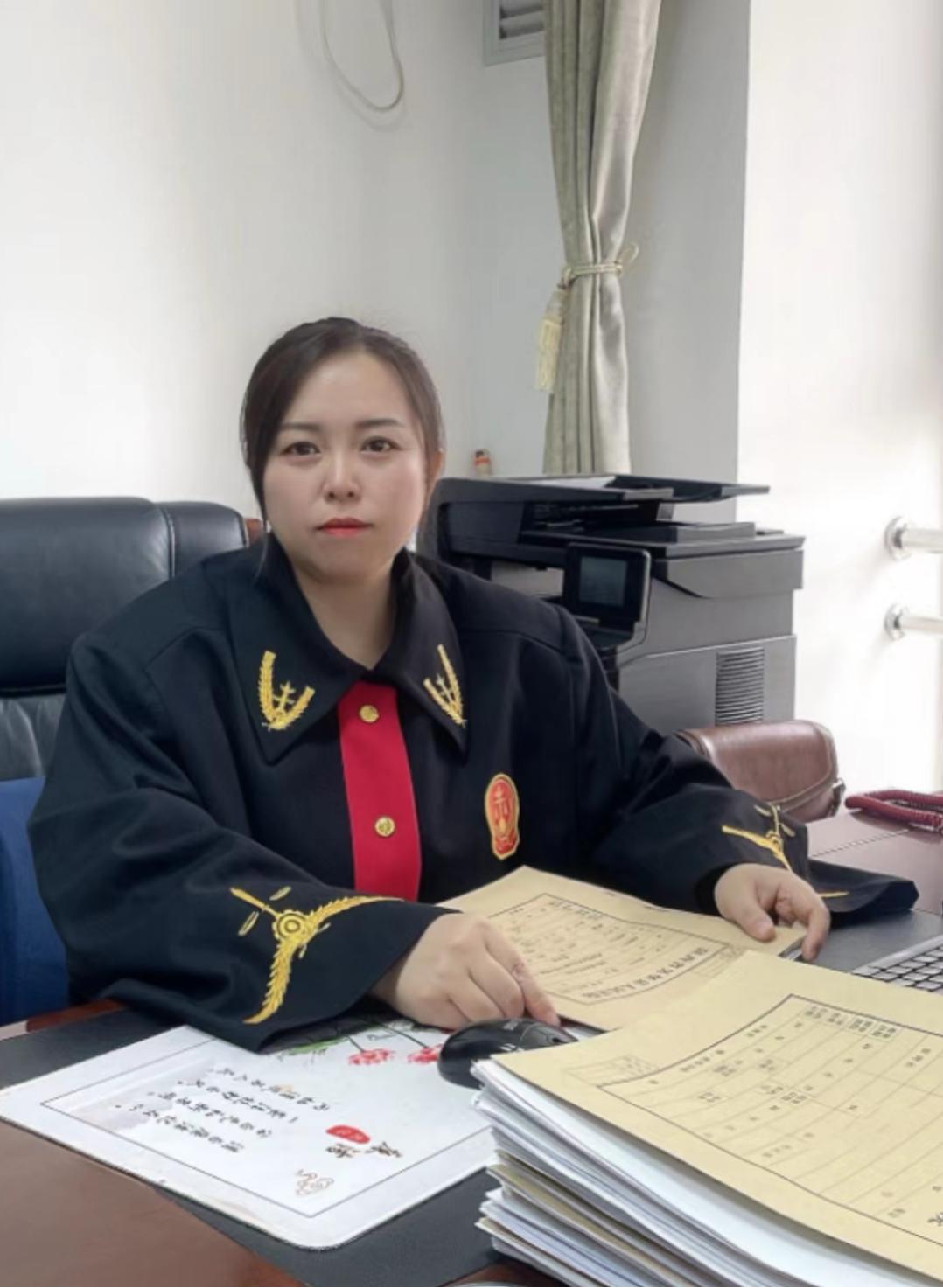 巾帼担道义 温暖系天平